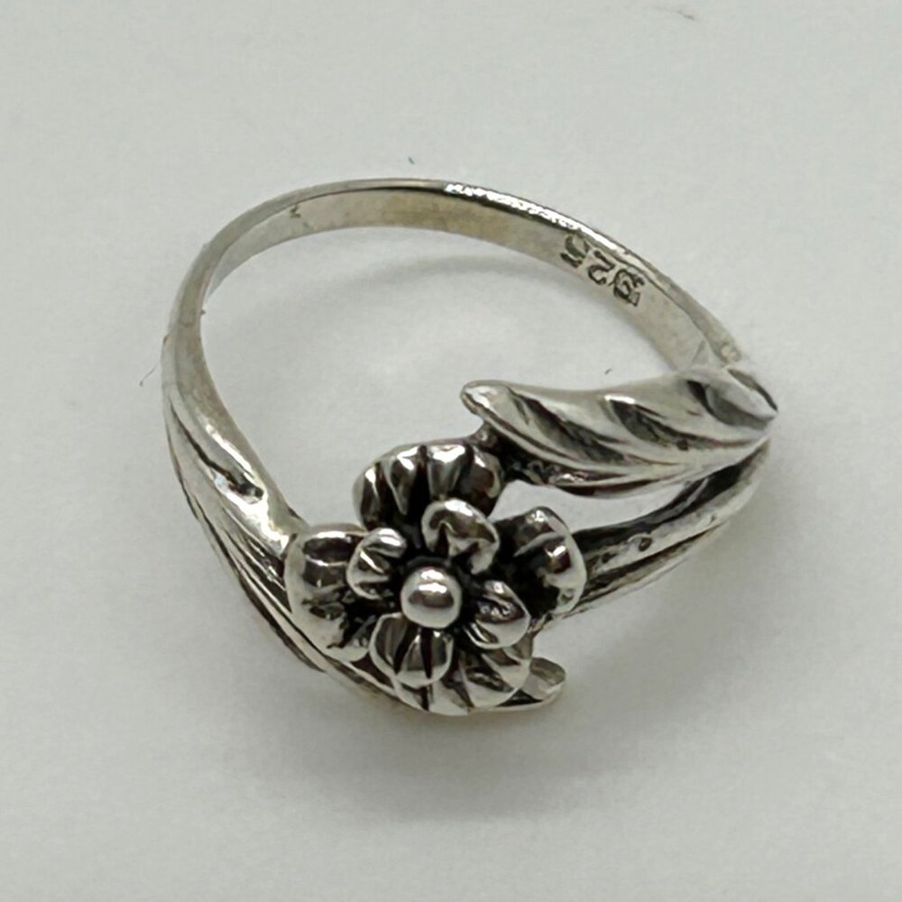 Sterling Silver Flower & Leaf Ring 925 Child Size 2.5 Floral Design Jewelry - Picture 1 of 11